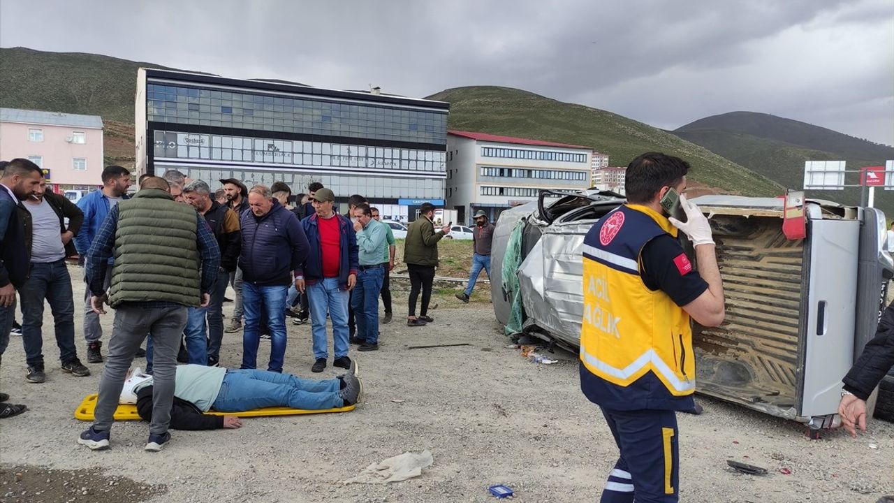 Bingöl'de Otomobil ve Kamyonet Çarpıştı: 7 Yaralı