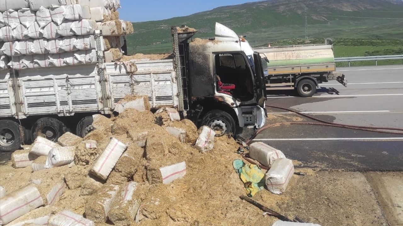 Bingöl'ün Karlıova İlçesinde Saman Yüklü Kamyonda Yangın