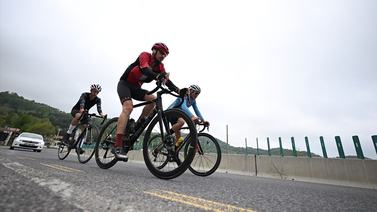 Bisikletliler Selanik'ten Samsun'a Taşınan ‘Ata Toprağı’nı Düzce’ye Getirdi