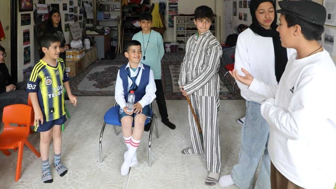 Bitlis Belediyesi Tiyatro Ekibi, 'Paydos' ile 2024-2025 Sezonunu Açtı