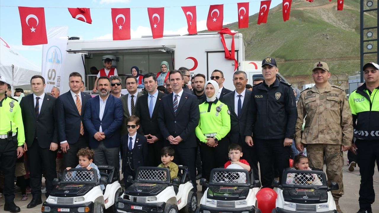 Bitlis'te 'Karayolları Güvenliği ve Trafik Haftası' Etkinliği Düzenlendi
