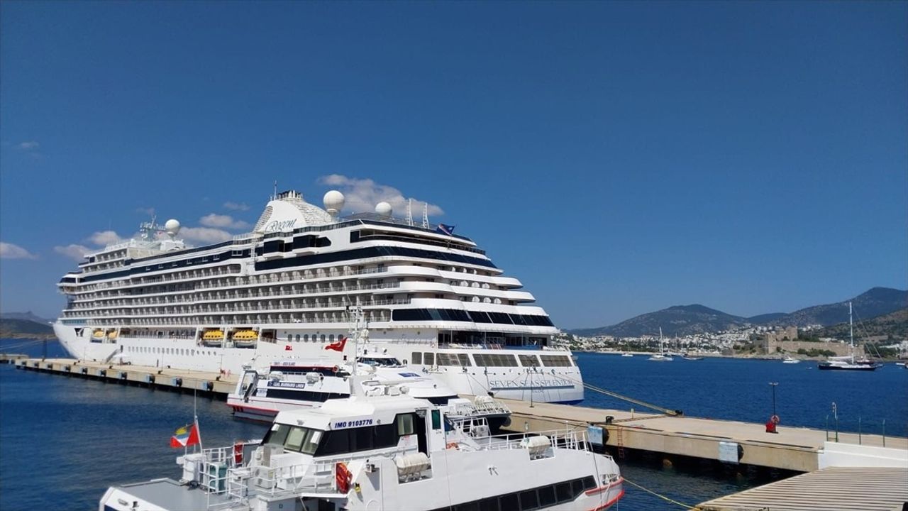 Bodrum'a Seven Seas Splendor Kruvaziyeriyle 720 Yolcu Geldi
