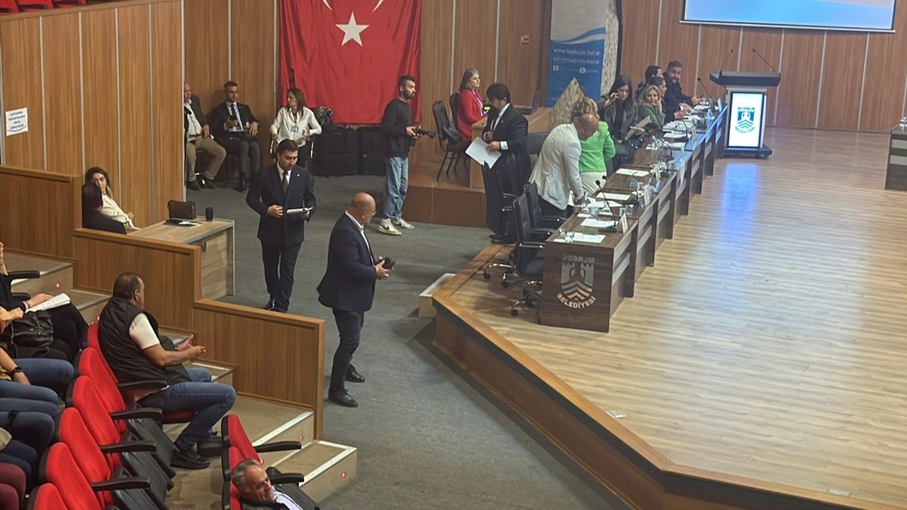 Bodrum Belediyesi Meclis Toplantısı'nda AK Partili Üyeler Söz Hakkı Verilmediği İçin Salonun Terk Edildi