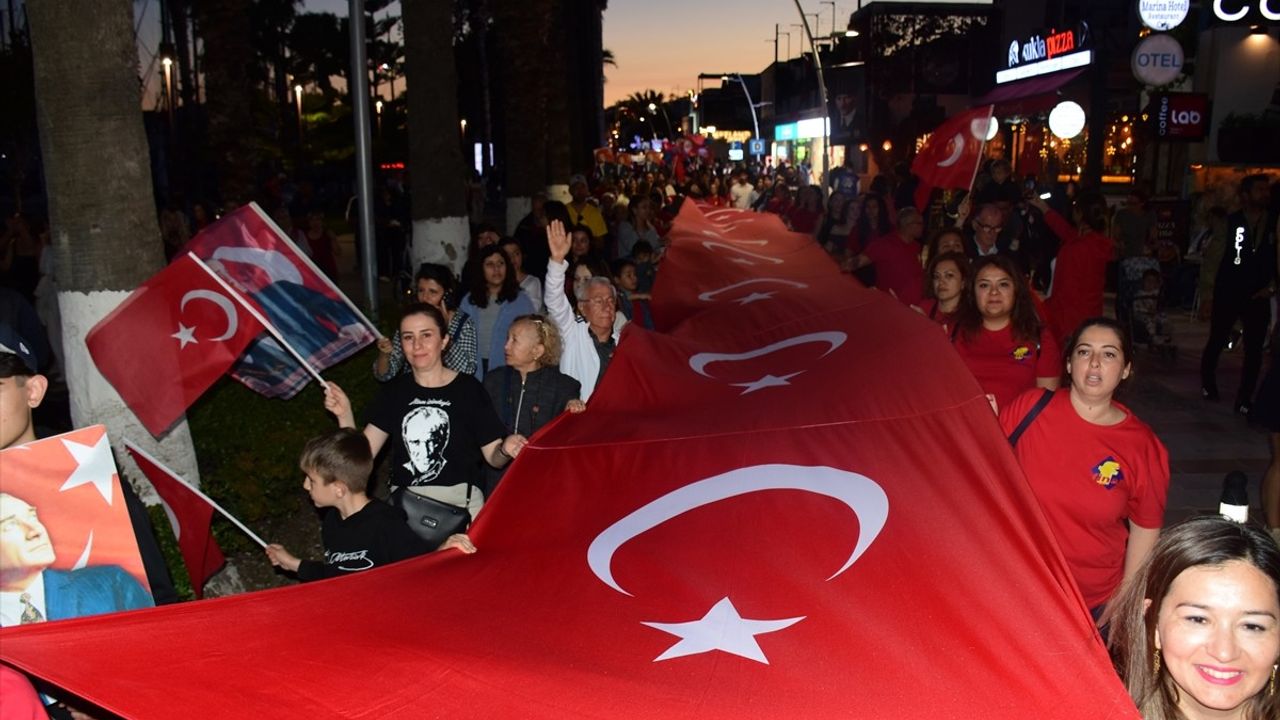 Bodrum'da 19 Mayıs Zaferi İçin Fener Alayı ve Konser Düzenlendi