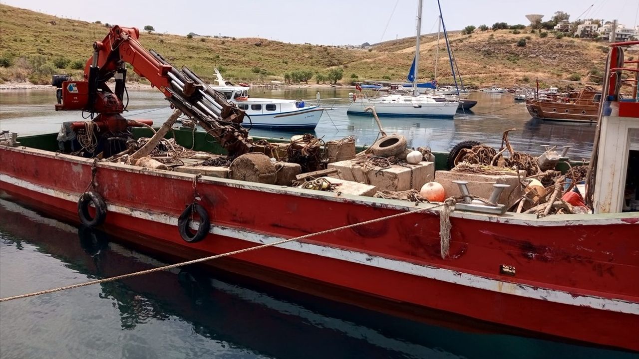Bodrum'da Deniz Dibinden 20 Ton Atık Temizlendi