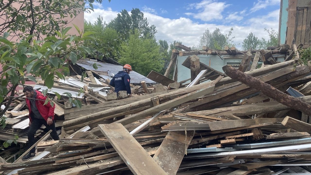 Bolu'da Ahşap Ev Yıkımı Sırasında Çökme: 1 İşçi Yaralandı