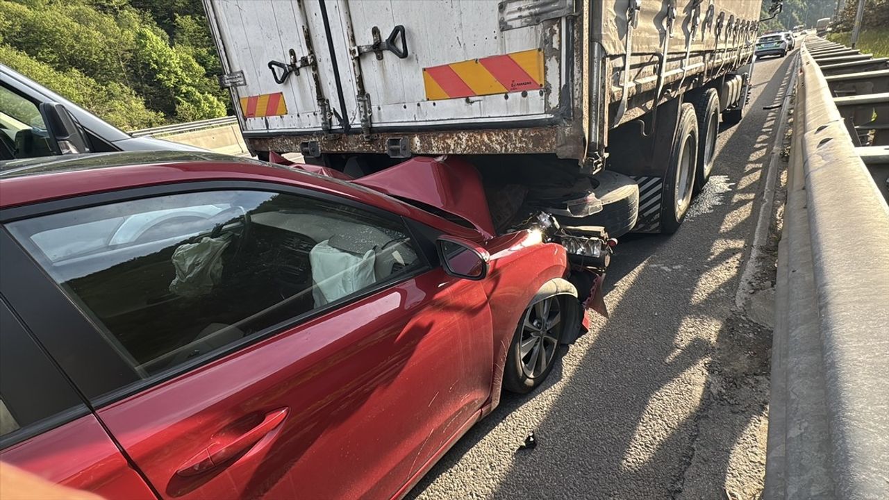 Bolu'da Otomobilin Kamyona Çarpması Sonucu 2 Yaralı