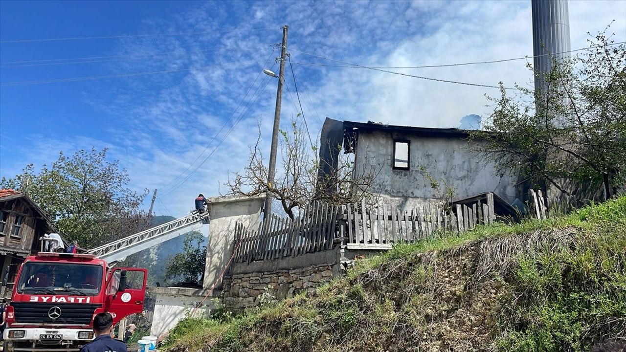 Bolu'da Yangın: Cami, Köy Konağı ve Bir Ev Yandı