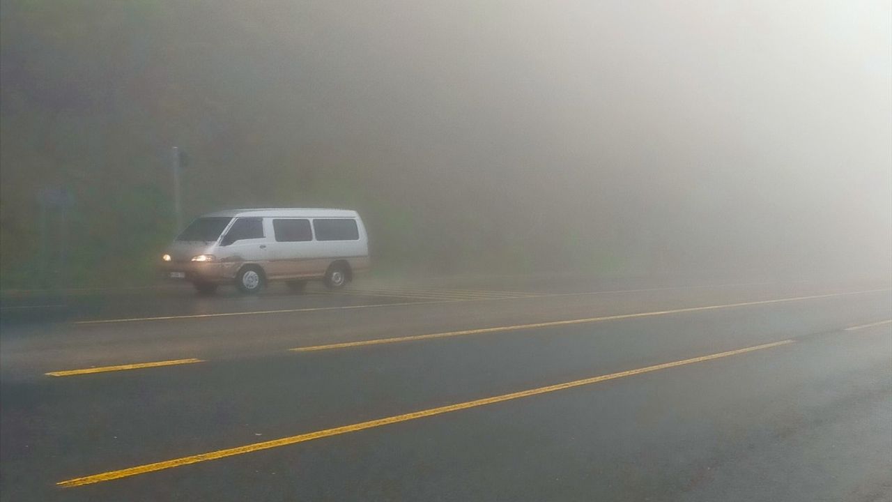 Bolu Dağı'nda Yoğun Sis Ulaşımı Olumsuz Etkiliyor