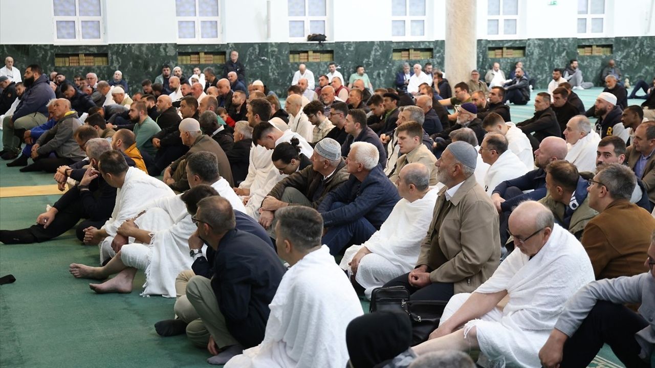 Bosna Hersek'ten İlk Hac Kafilesi Mekke'ye Uğurlandı