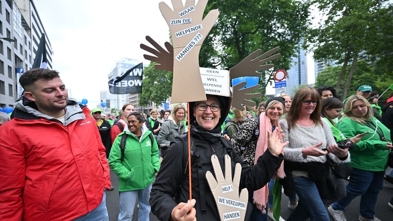 Brüksel'de Sosyal Harcamalardaki Kesintilere Karşı Büyük Protesto Düzenlendi