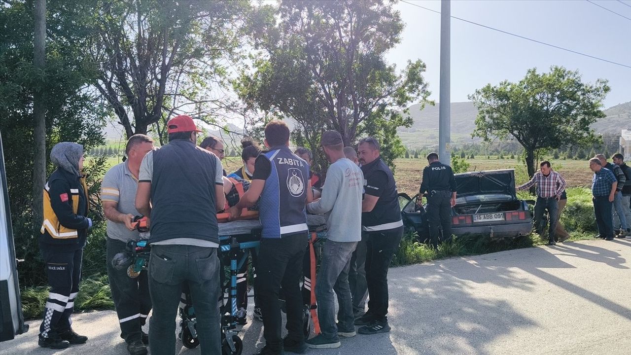 Burdur Tefenni'de Elektrik Direğine Çarpan Otomobilde 2 Yaralı