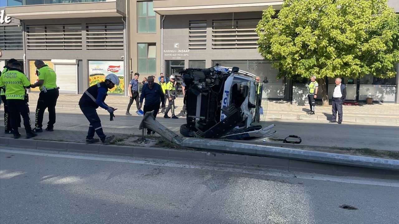 Bursa'da Aile İçi Şiddet İhbarından Dönen Polis Aracının Devrilmesi: 5 Yaralı