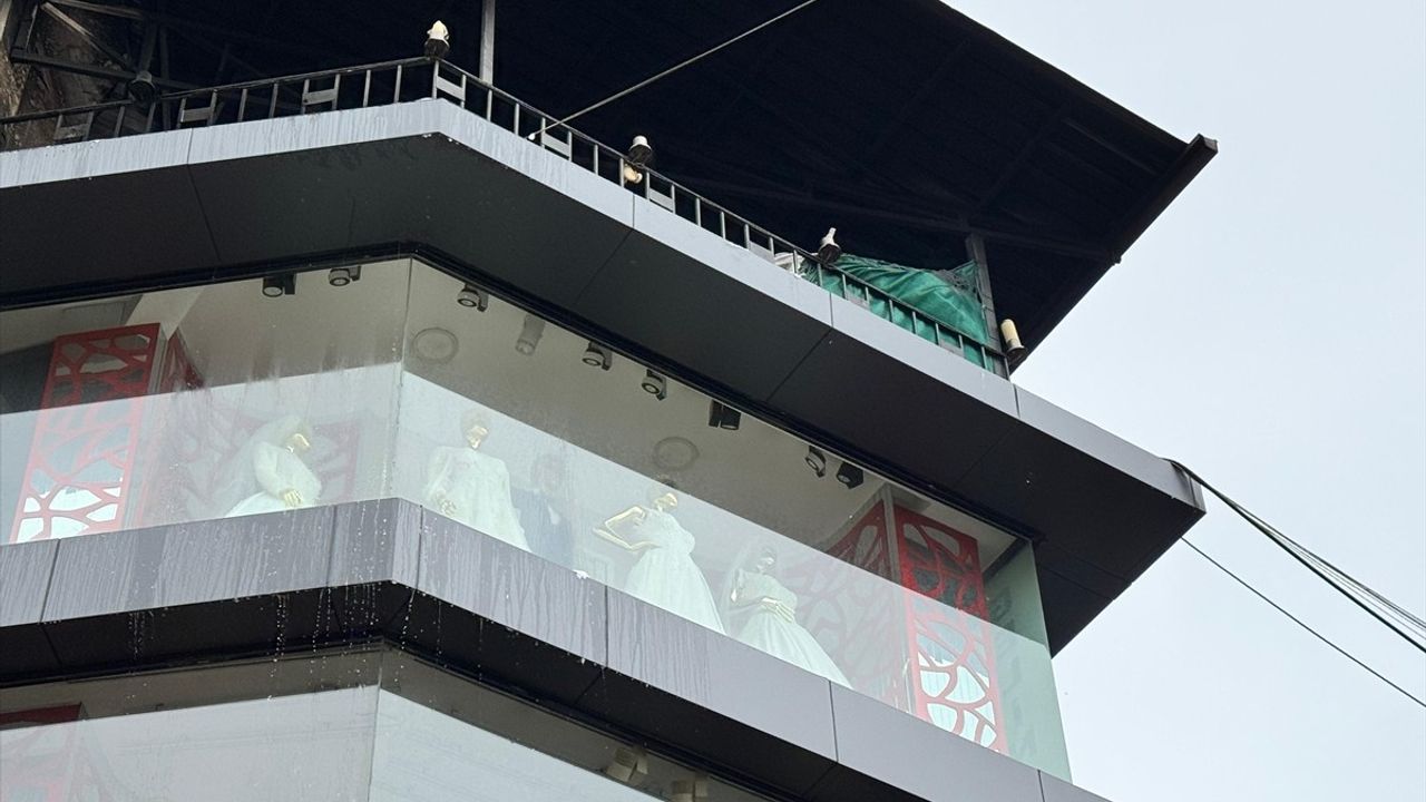 Bursa'da Giyim Mağazasında Yangın Kontrol Altına Alındı