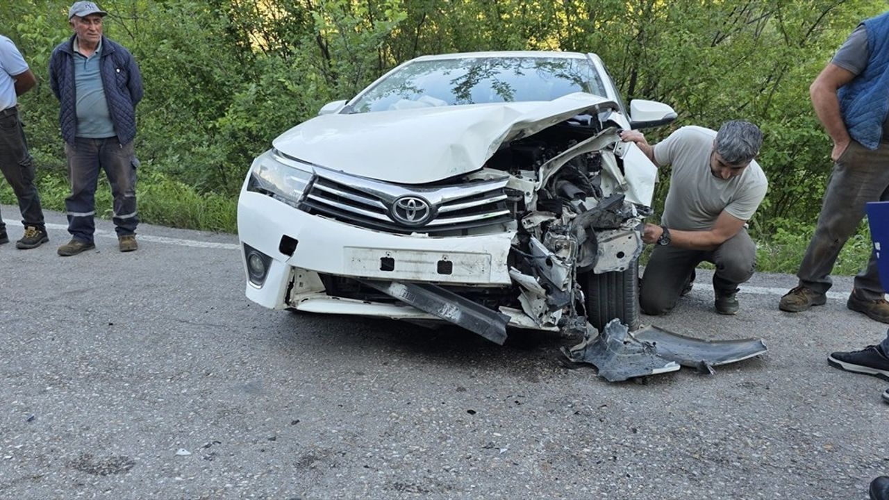 Bursa'da İki Otomobilin Çarpışması Sonucu Üç Kişi Yaralandı