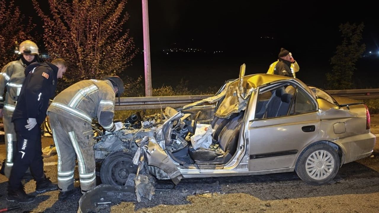 Bursa'da Kamyona Çarpan Otomobilin Sürücüsü Ağır Yaralandı