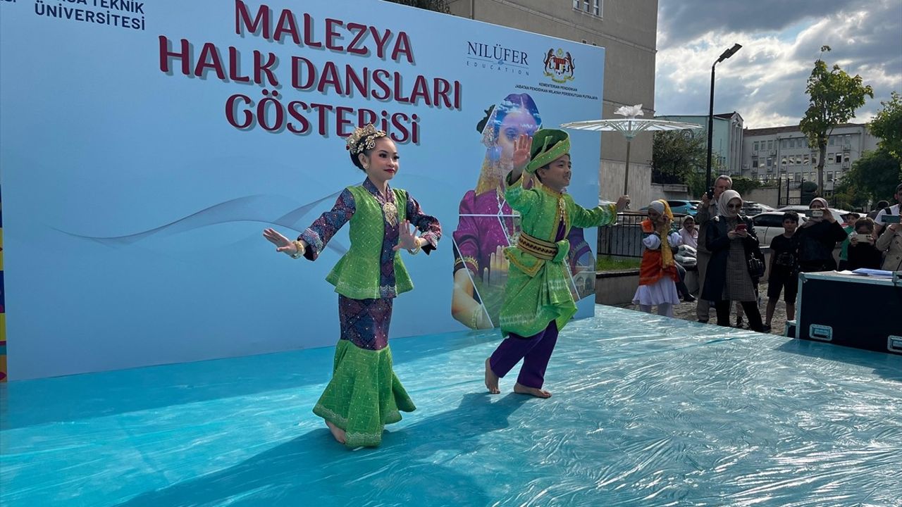 Bursa'da Malezya Ekibinden Geleneksel Halk Dansları Gösterisi