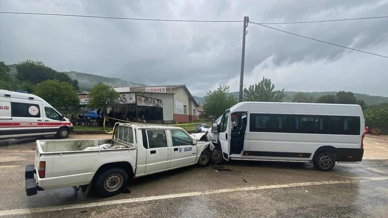 Bursa'da Minibüs ile Kamyonet Çarpıştı: 1 Ölü, 2 Yaralı