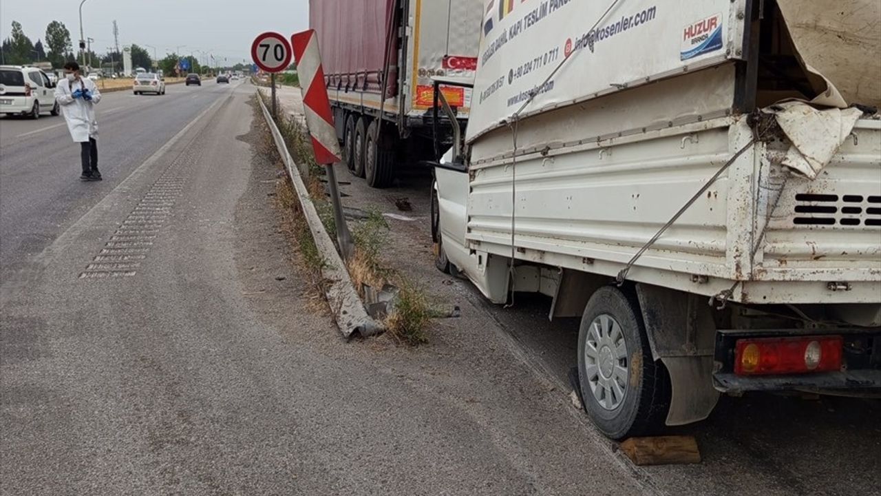 Bursa'da Park Halindeki Tıra Çarpan Kamyonetteki İki Kişi Hayatını Kaybetti