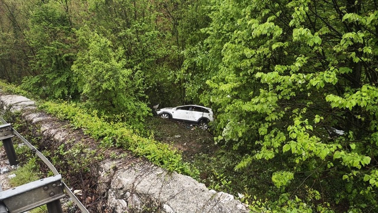 Bursa'da Şarampole Devrilen Otomobilde Sürücü Hayatını Kaybetti, Üç Kişi Yaralandı