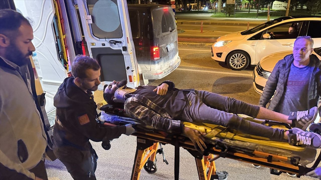 Bursa'da Taksi ile Otomobil Çarpıştı: 7 Yaralı