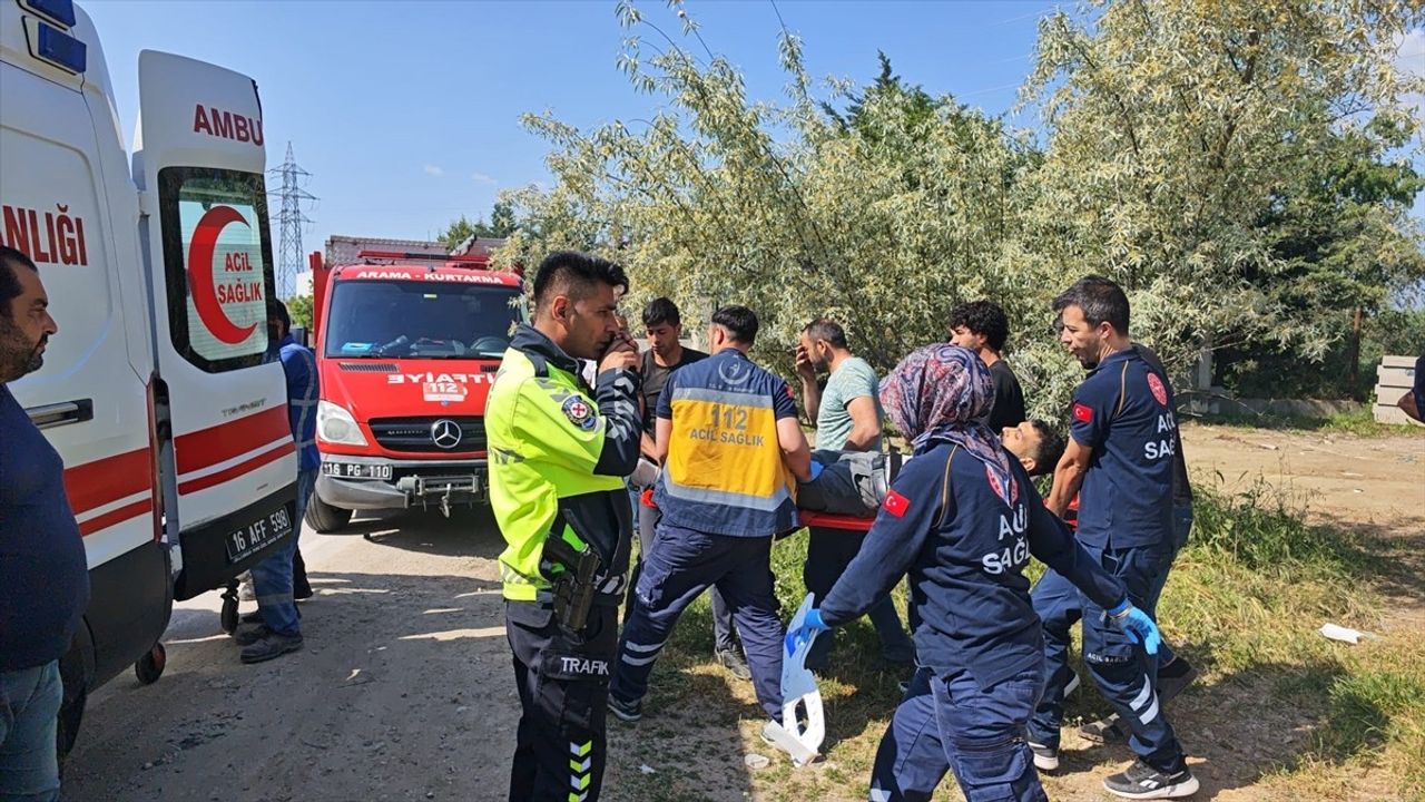 Bursa İnegöl'de Otomobil ve Panelvan Çarpıştı: 3 Yaralı