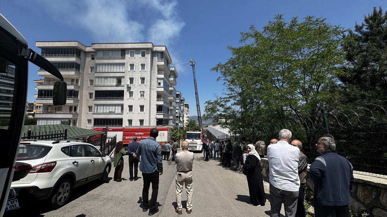 Bursa Yıldırım'da 6 Katlı Binanın Çatısında Yangın Çıktı