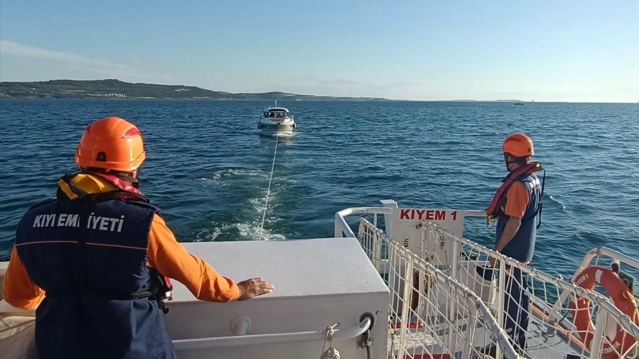 Çanakkale Boğazı'nda Makine Arızası Geçiren Tekne Kurtarıldı