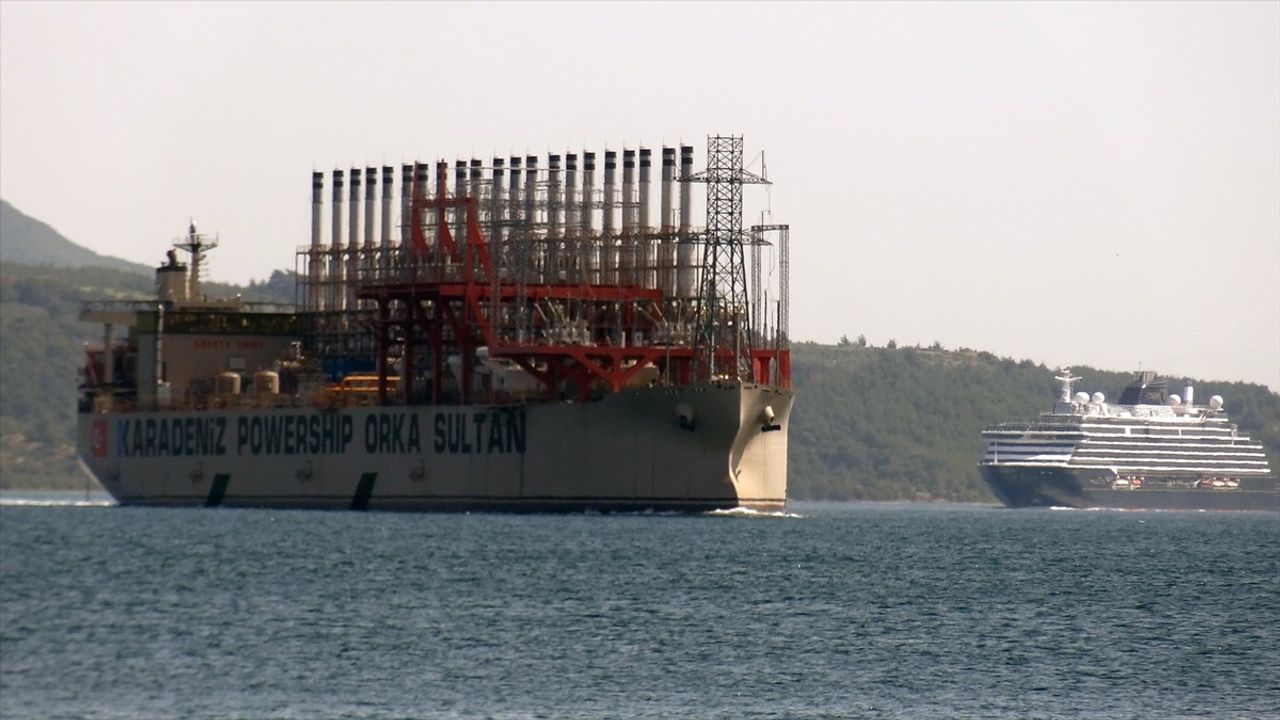 Çanakkale Boğazı'ndan Elektrik Üretim Gemisi Geçiş Yaptı