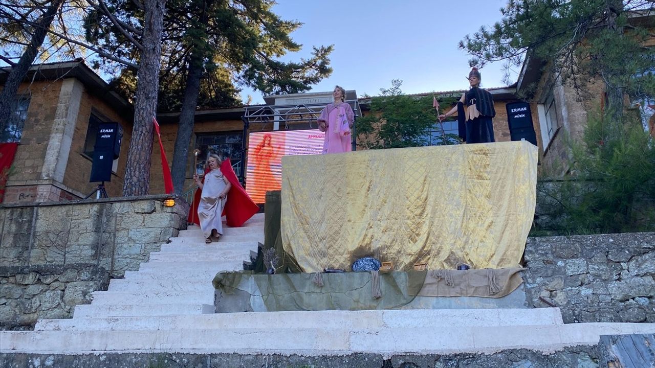 Çanakkale'de Geri Dönüşüm ile Tasarlanan Mitolojik Giysiler Defilesi