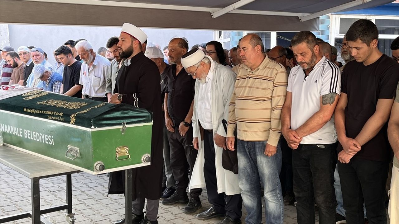 Çanakkale'de Nefes Borusuna Yemek Kaçması Sonucu Hayatını Kaybeden Öğrenci Toprağa Verildi