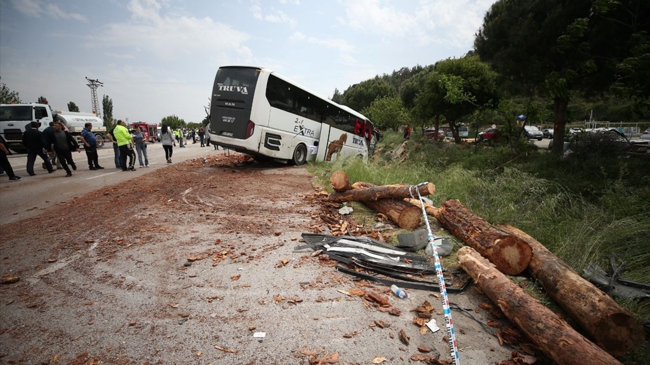 Çanakkale'deki Trafik Kazası: 5 Ölü, 11 Yaralı