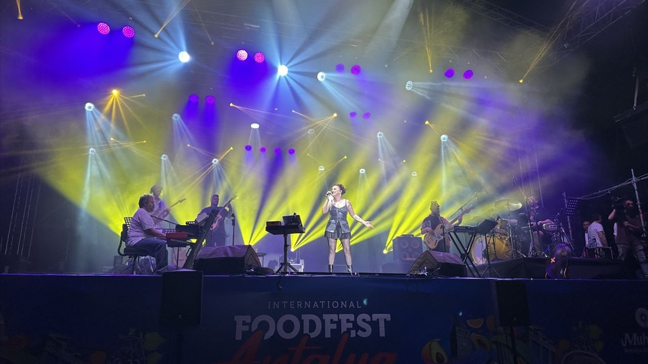 Ceylan Ertem, 4. FoodFest Antalya'da Sahne Aldı
