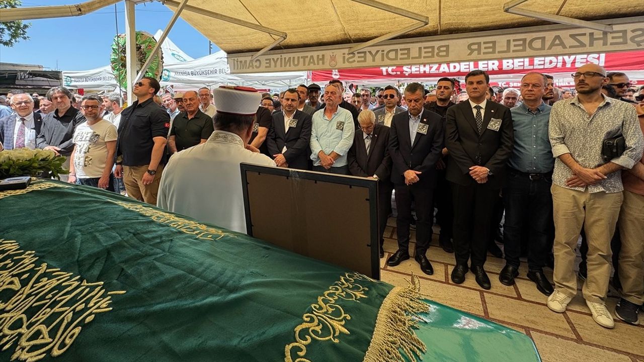 CHP Genel Başkanı Özel, Manisa'da Cenaze Törenine Katıldı