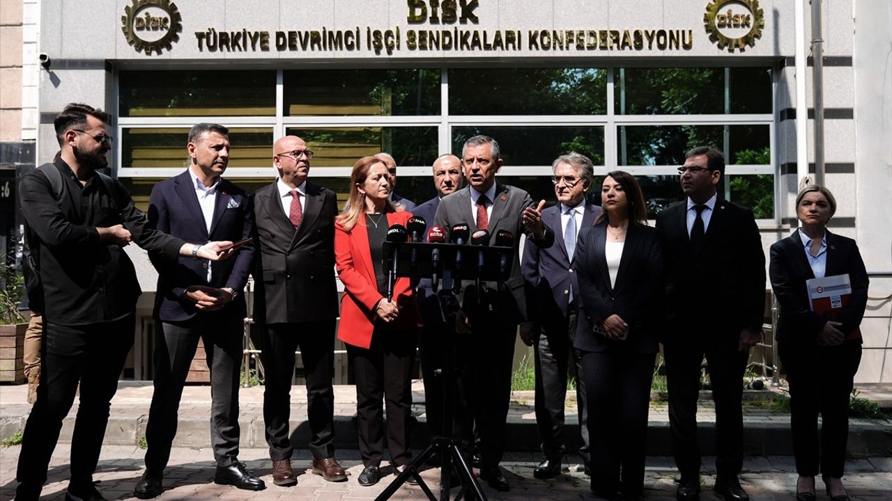 CHP Genel Başkanı Özgür Özel, DİSK'i Ziyaret Etti: Asgari Ücret İçin Mücadele Vurgusu