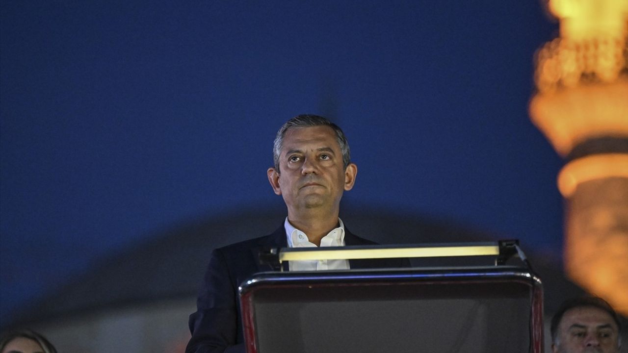 CHP Genel Başkanı Özgür Özel, Esenler Mitinginde Yolsuzluk İddalarını Eleştirdi