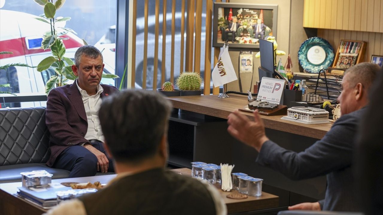 CHP Genel Başkanı Özgür Özel, Eski Milletvekili Ramis Topal'a Taziye Ziyaretinde Bulundu