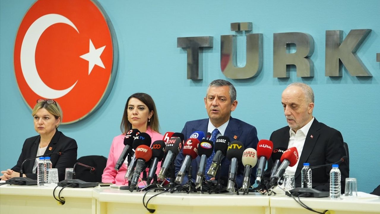 CHP Genel Başkanı Özgür Özel, HAK-İŞ ve TÜRK-İŞ'i Ziyaret Etti: Asgari Ücret Konusunda Acil Çözüm Gerekiyor