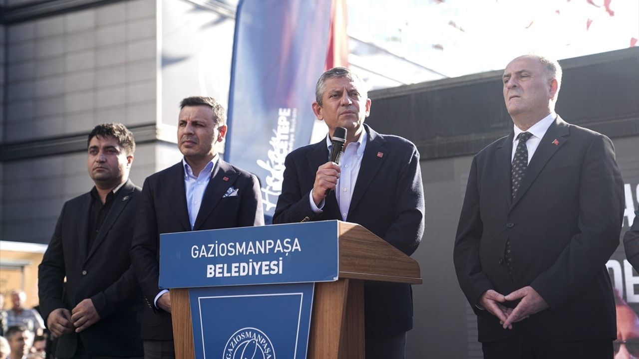 CHP Genel Başkanı Özgür Özel, İstanbul'daki Belediye Başkanlarına Destek Verdi