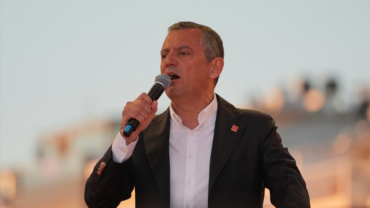 CHP Genel Başkanı Özgür Özel, İzmir Mitinginde Terörsüz Türkiye Vurgusu Yaptı
