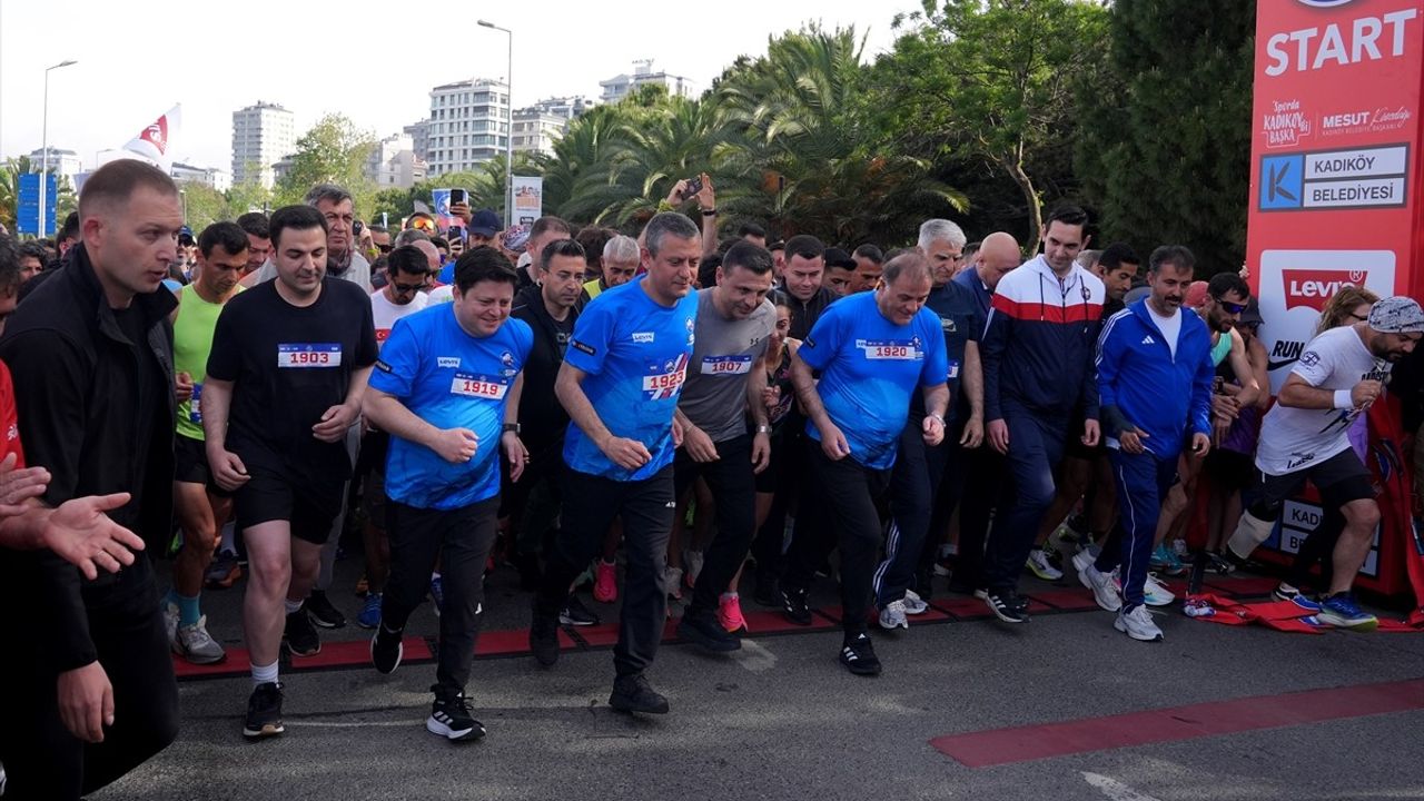 CHP Genel Başkanı Özgür Özel, Kadıköy'de 10 Kilometre Koşusunda Atatürk'ü Anarak Yarıştı