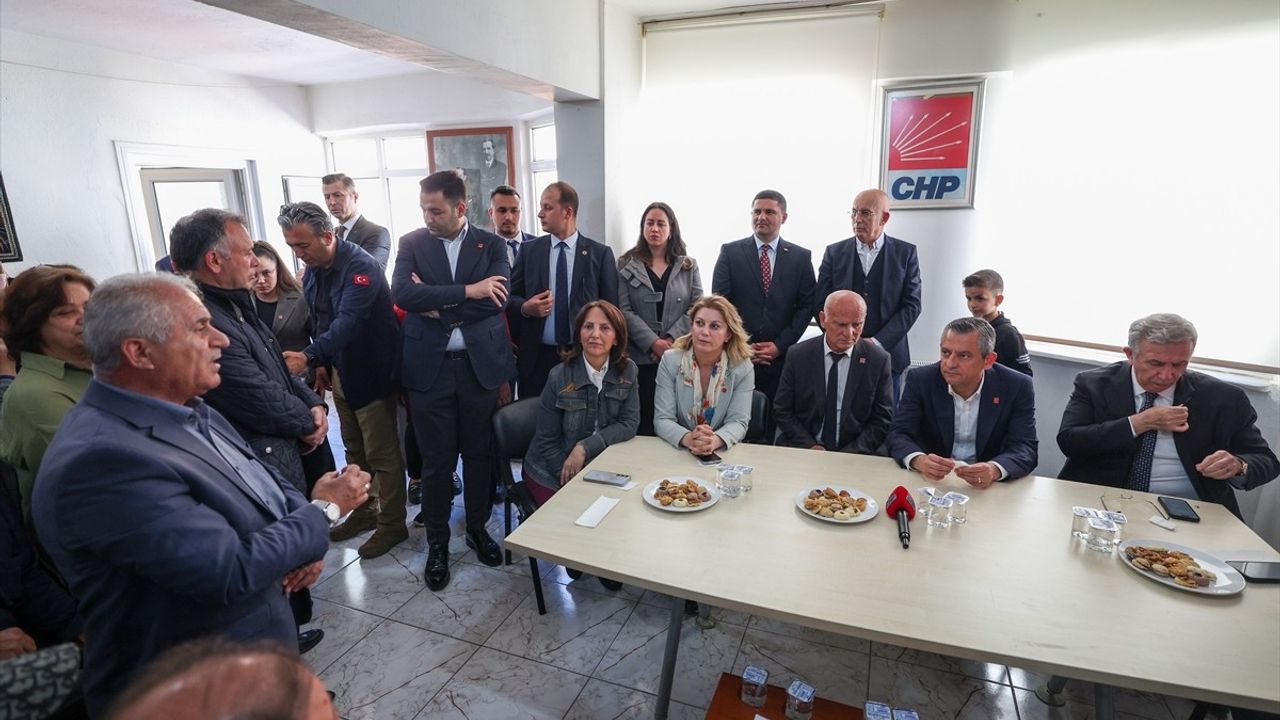 CHP Genel Başkanı Özgür Özel, Şereflikoçhisar'da Partililerle Buluştu