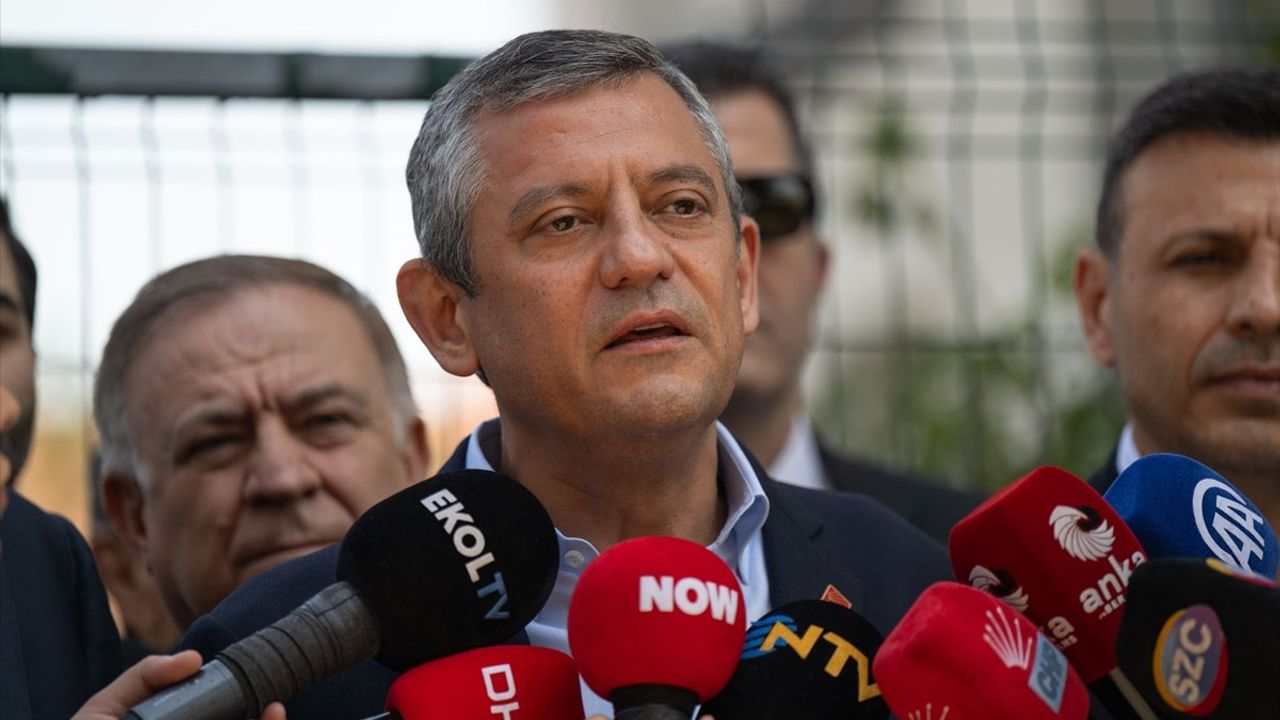 CHP Genel Başkanı Özgür Özel, Yumruklu Saldırıyı Kınadı: 'Bu Siyaset Kurumuna Yapılmış Bir Saldırıdır'
