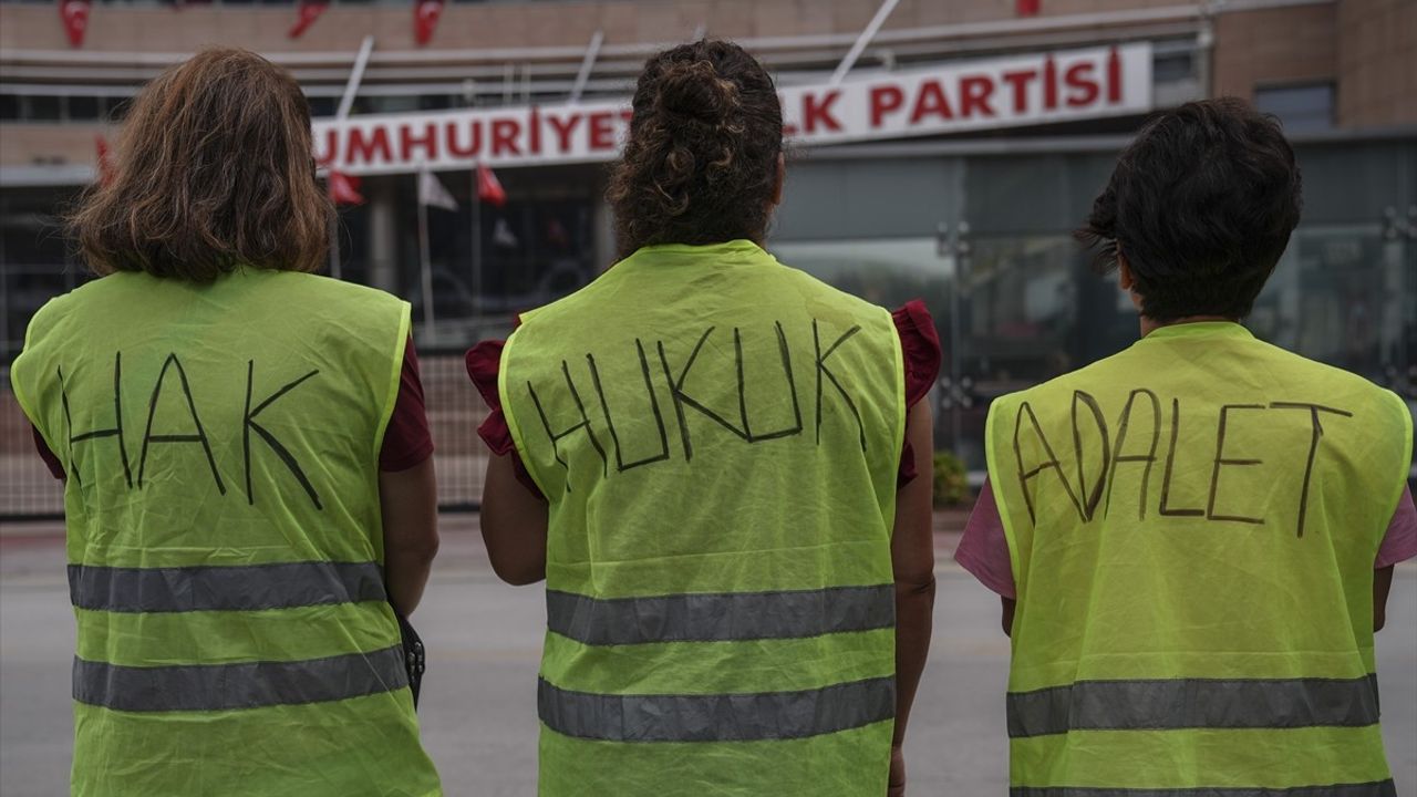Çiğli Belediyesinden Çıkarılan Kadın İşçiler, CHP Genel Merkezi Önünde Eylem Yaptı