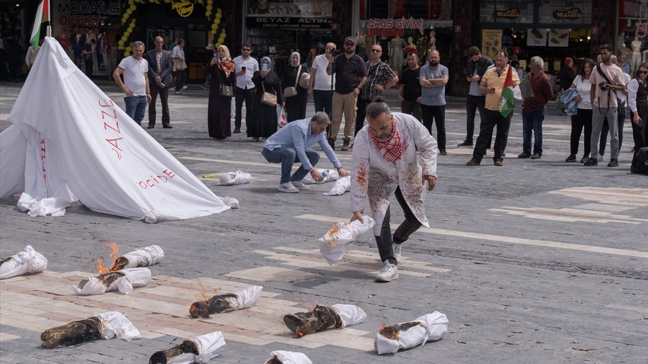 Çoruh Üniversitesi Öğretim Üyesi Kemal Sağlam, Gazze İçin Tek Kişilik Eylem Düzenledi