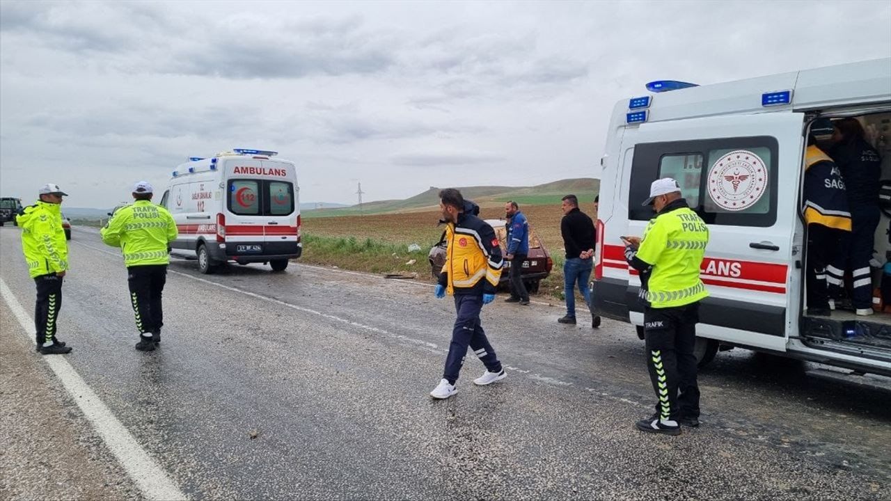 Çorum Alaca'da Devrilen Otomobilde 6 Kişi Yaralandı