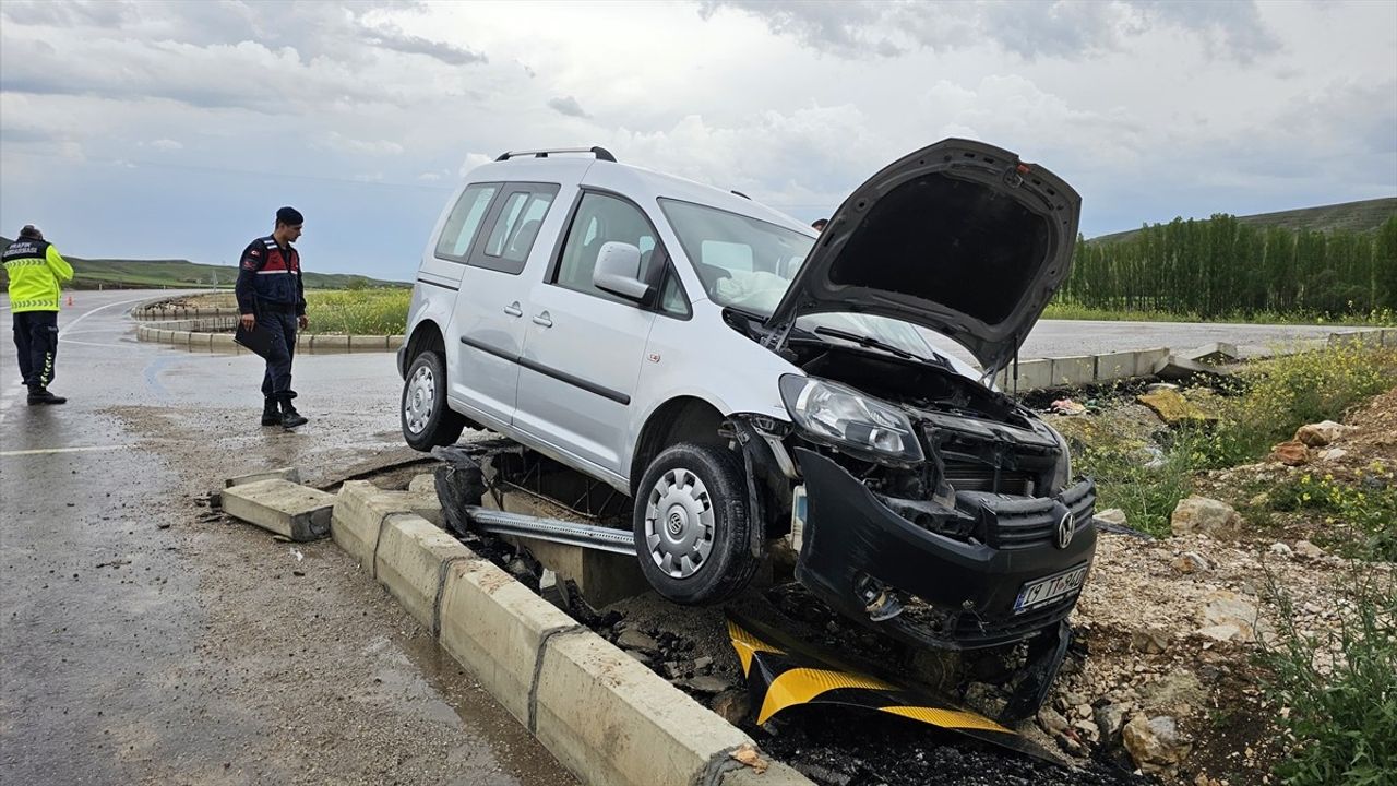 Çorum'da Otomobil ile Hafif Ticari Araç Çarpıştı: 4 Yaralı
