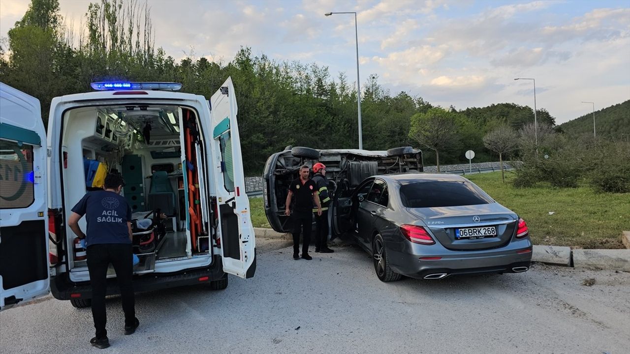 Çorum'da Otomobil ile Minibüs Çarpıştı: 4 Yaralı