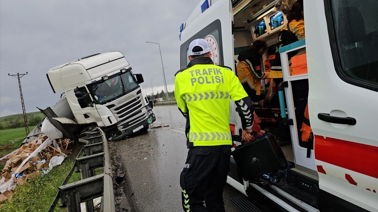 Çorum'da Tırın Bariyere Çarpması Sonucu Sürücü Yaralandı