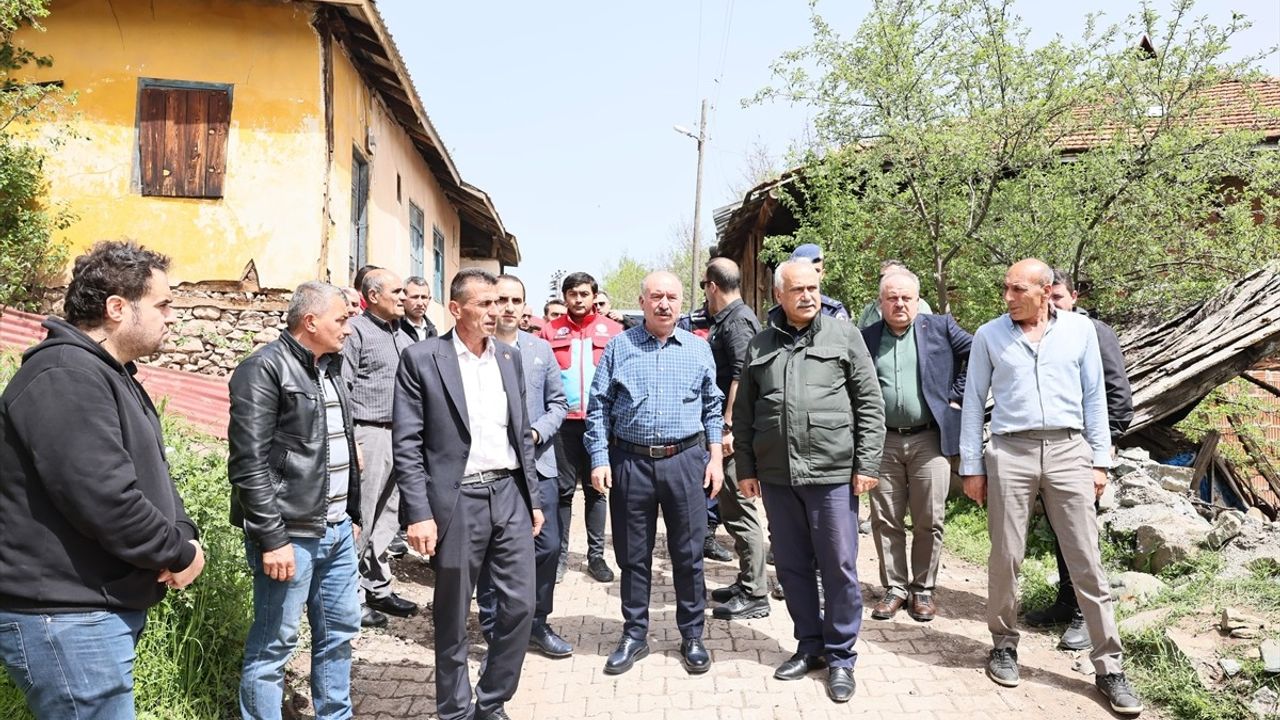 Çorum Valisi Çalgan, Hacıhalil Köyü Yangınını Ziyaret Etti